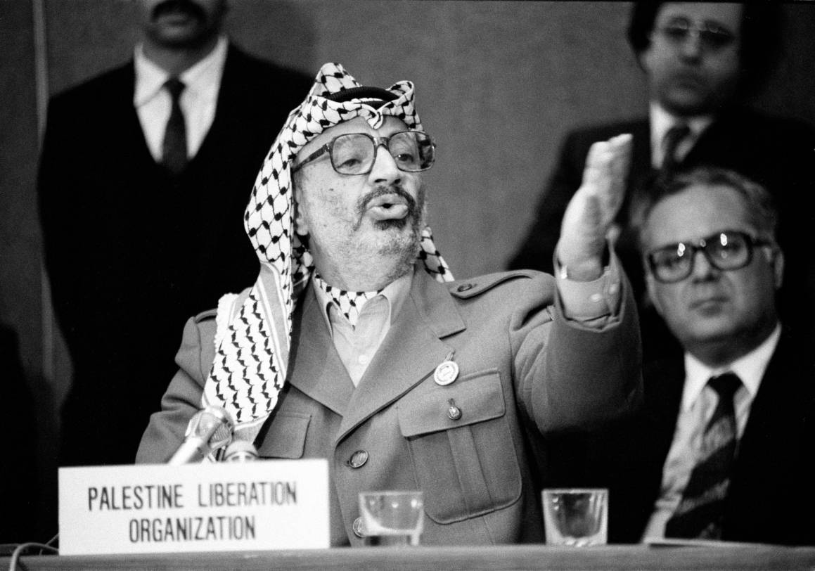 Yasir Arafat deltok, på vegne av PLO, på et møte i FNs menneskerettighetskommisjon i Genève i 1988. Foto: UN Photo.